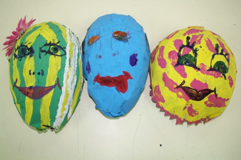 <h6>Máscaras de Carnaval, papel reciclado</h6>
					<h5>Alunos</h5>
					<h6>7ºA | 2009/2010</h6>